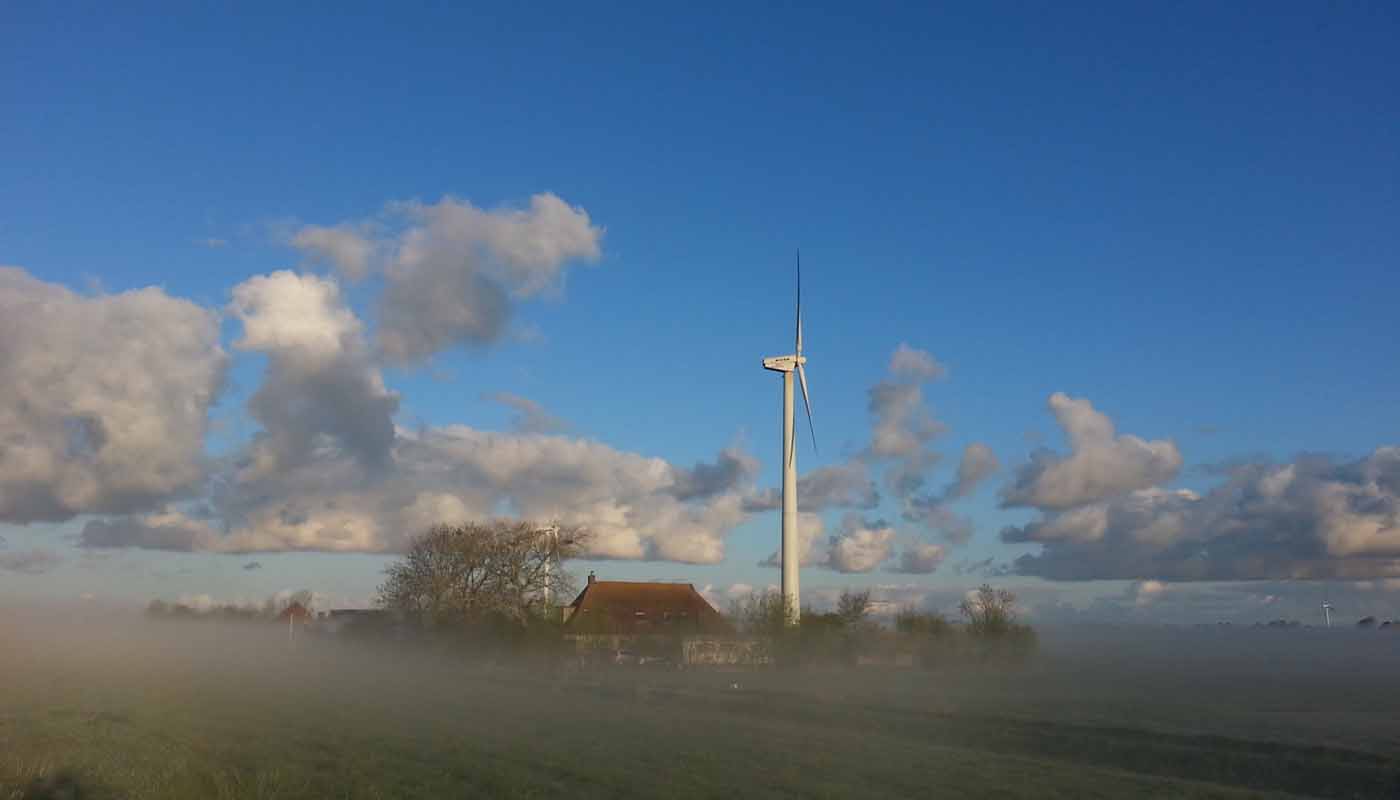 zonnehuis in de ochtendnevel